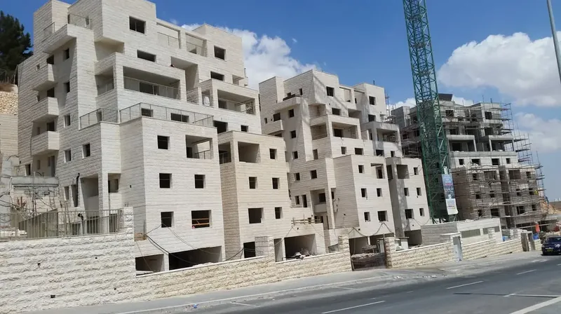 בנייני מגורים מחופי אבן בשלבי גמר בשכונת נווה יעקב בירושלים